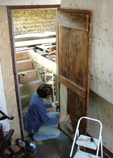 caroline varnishing door